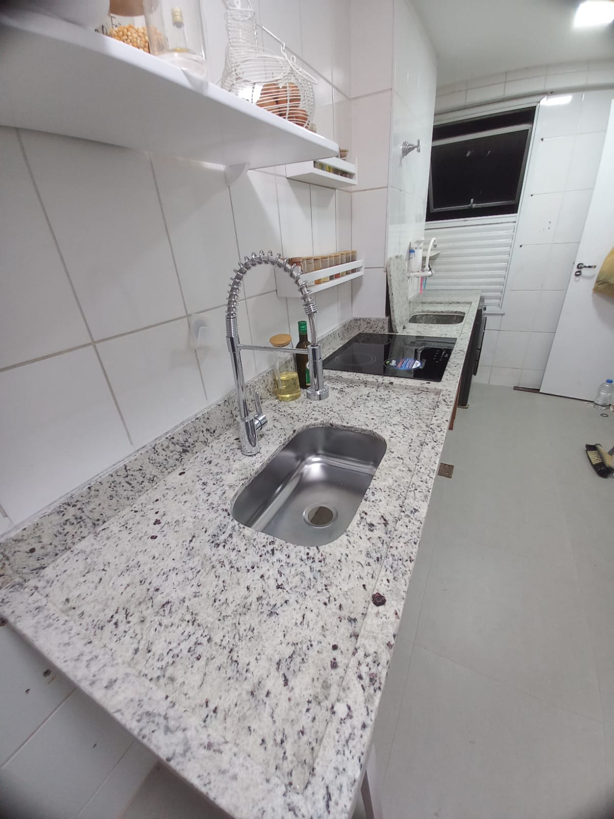 Cozinha com bancada em granito – projeto da MG Mármores e Granitos em Salvador