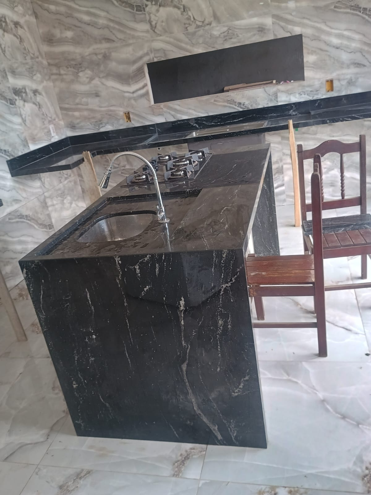 Ilha gourmet em granito preto – projeto da MG Mármores e Granitos em Salvador