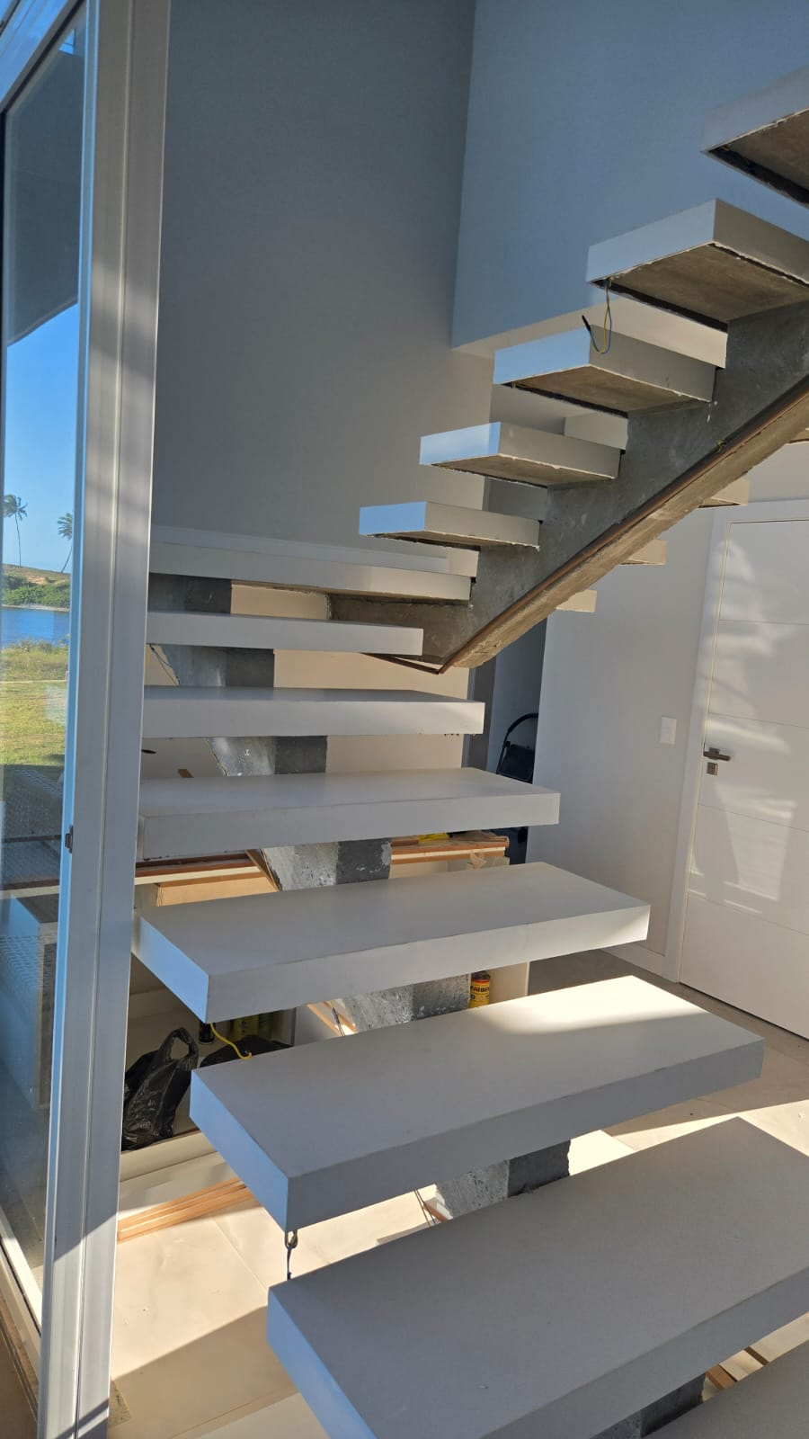 Escada flutuante em pedra – projeto da MG Mármores e Granitos em Salvador