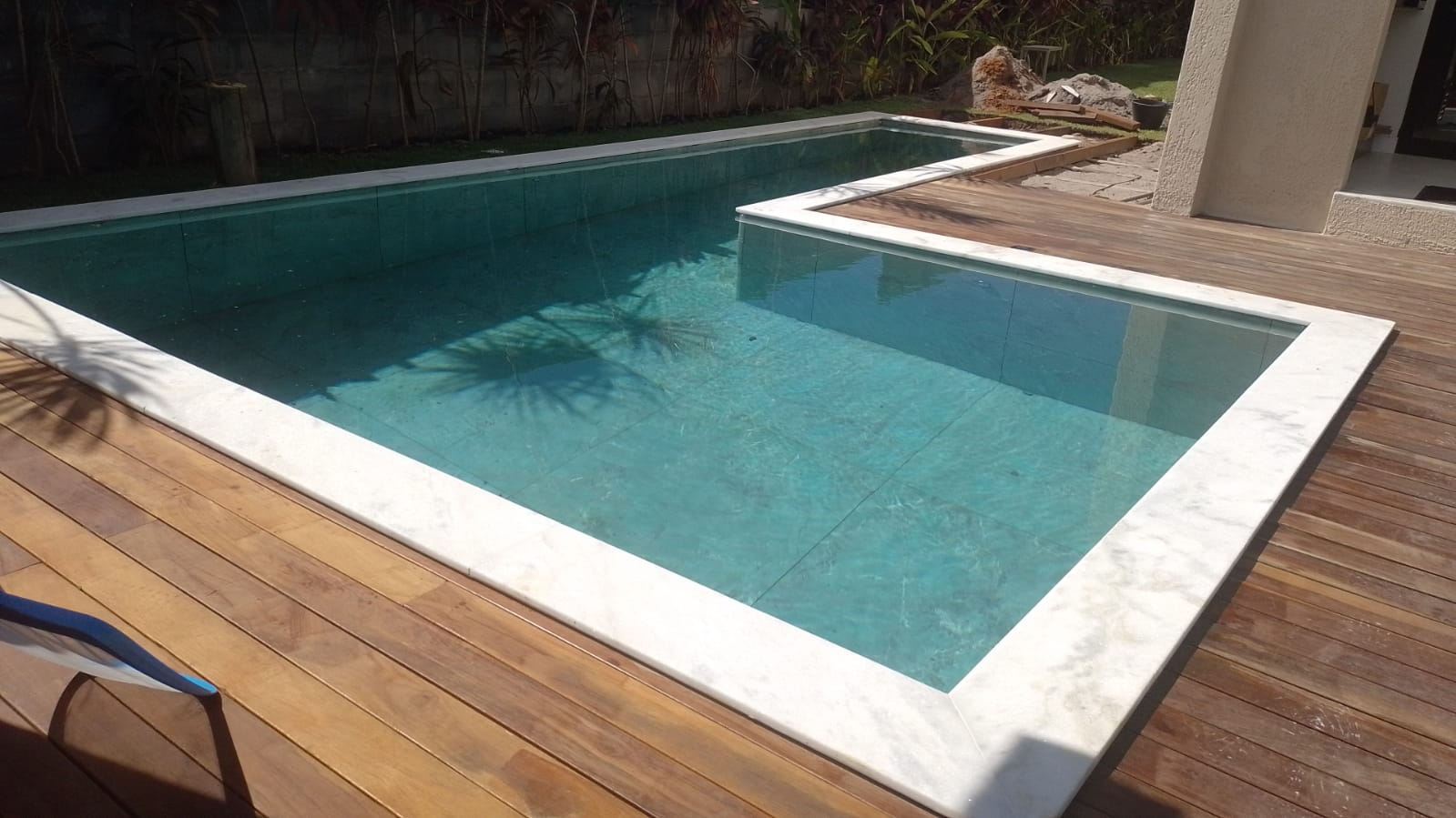 Borda de piscina em mármore – projeto da MG Mármores e Granitos em Salvador